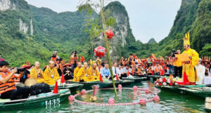le hoi trang an tai hien canh nha vua di lay nuoc doc dao 1472
