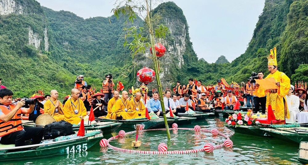 le hoi trang an tai hien canh nha vua di lay nuoc doc dao 1472
