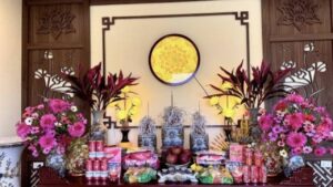 Lo Hoa Tren Ban Tho Ngay Tet Nguyen Dan 2026 Dat Ben Trai Hay Ben Phai 160014