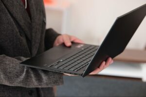 loat laptop man hinh oled moi ra mat 11