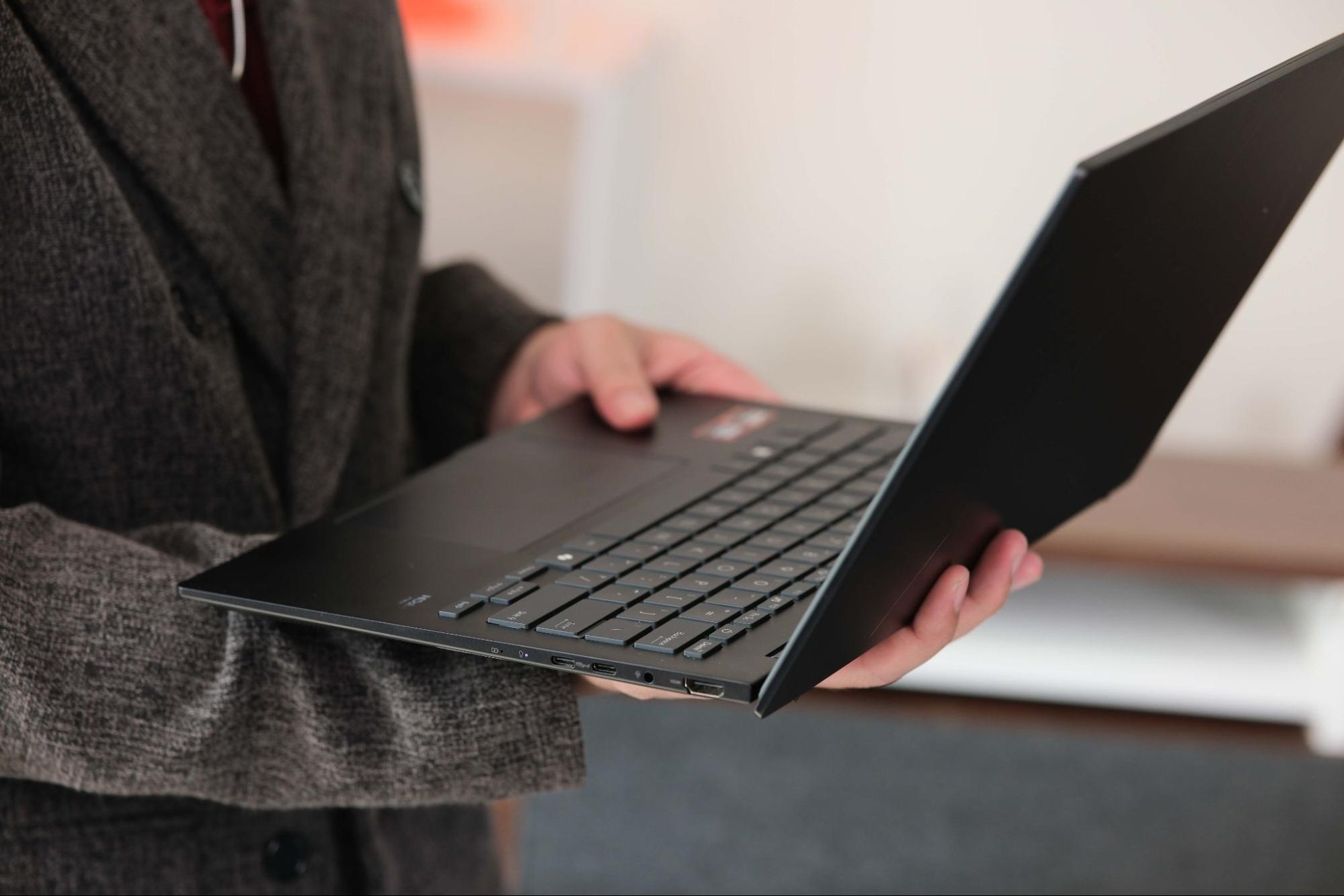 loat laptop man hinh oled moi ra mat 11