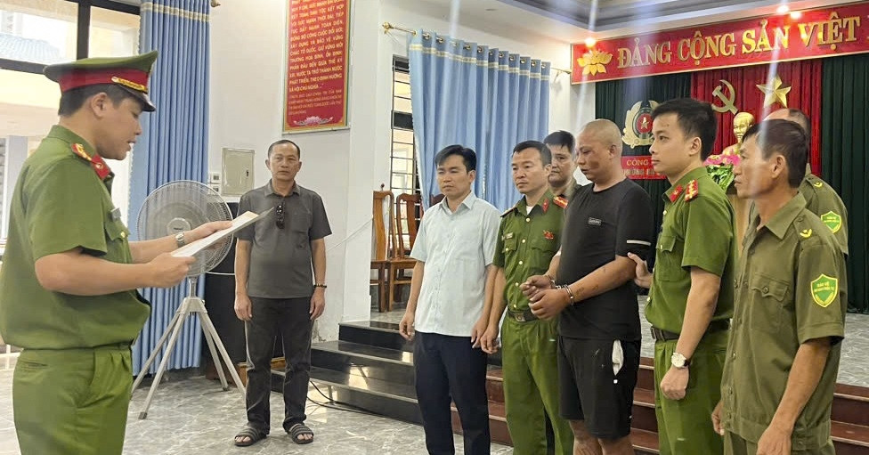 loi khai cua doi tuong xong vao tru so chem canh sat trong thuong 1877