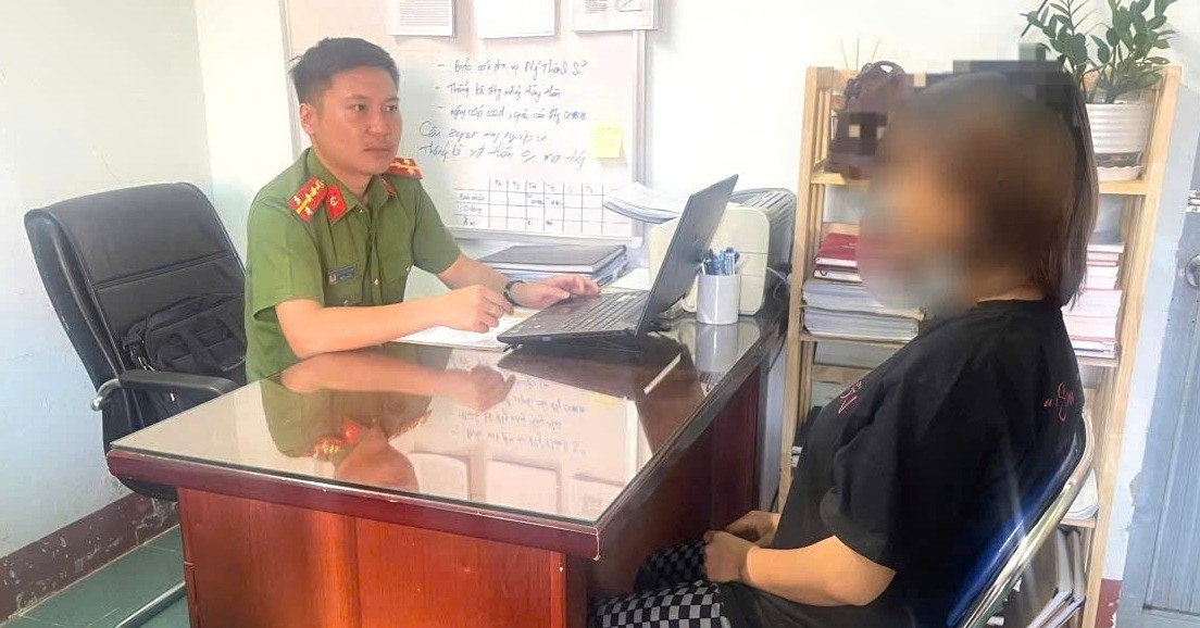 loi khai cua thieu nu de trong nha ve sinh giau con sau bon cau 1820