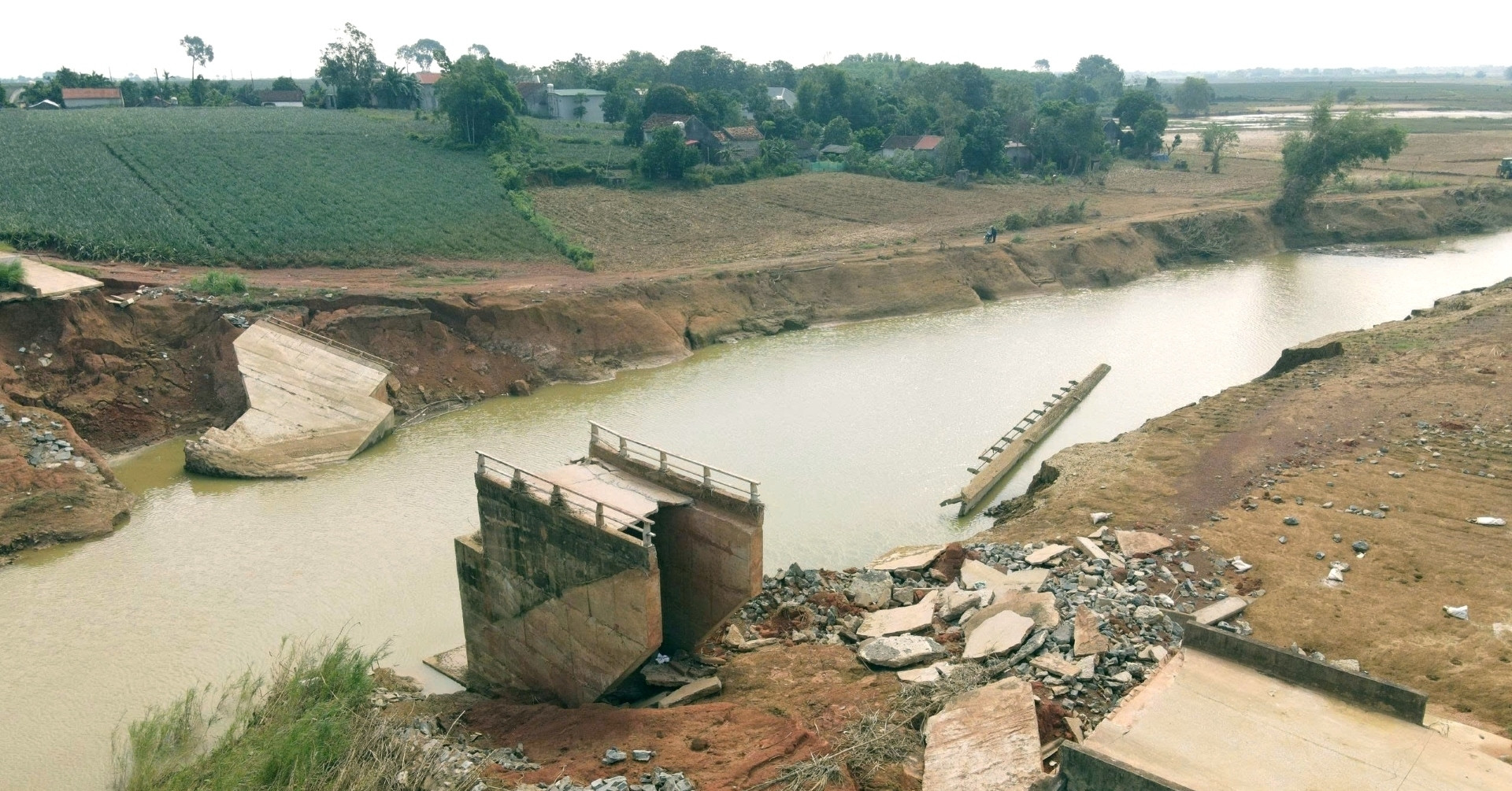 Lu Cuon Troi Cau Hang Tram Nguoi Dan Phai Di Duong Vong 7Km De Qua Lai 3169