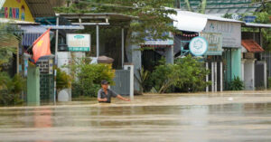 Lu Tren Song Thu Bon Tai Da Nang Vuot Muc Lich Su Nam Thin 1964 327