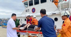 Kịp thời cứu, hỗ trợ hơn 150 người gặp nạn trên biển trong 2 tháng đầu năm 4 luc luong cuu nan hang hai ban giao thuyen vien bi nan cho cac co quan chuc nang 1772623789255168332