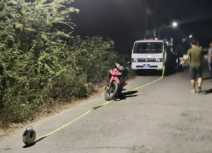 Phát hiện người đàn ông tử vong trong bụi cây ven đường 1 luc luong chuc nang to chuc kham nghiem ngay trong dem. anh b.h