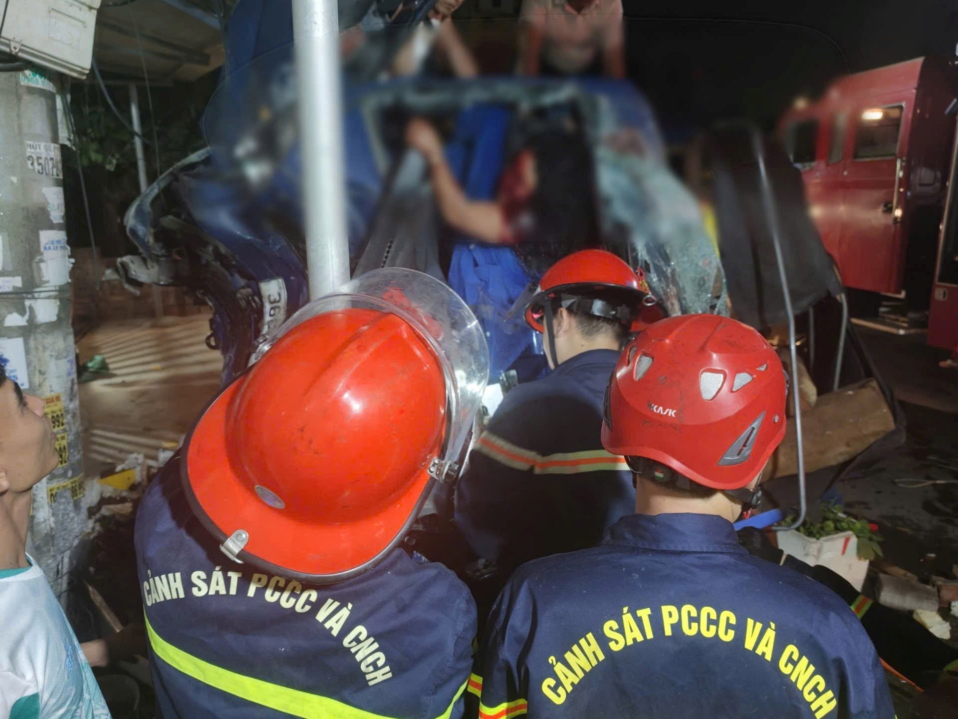 luc luong cuu ho trien khai cac phuong an va dua nan nhan ra ngoai an toananh cong an hai phong