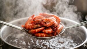 Luộc tôm đừng chỉ cho nước: Thêm thứ này, tôm đỏ au, thơm ngọt gấp đôi 1 luoc tom dung chi cho nuoc them thu nay tom do au thom ngot gap doi 175754