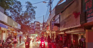 mat dien giua dem nong dinh diem vo chong o ha noi dua con di ngu nho 2335