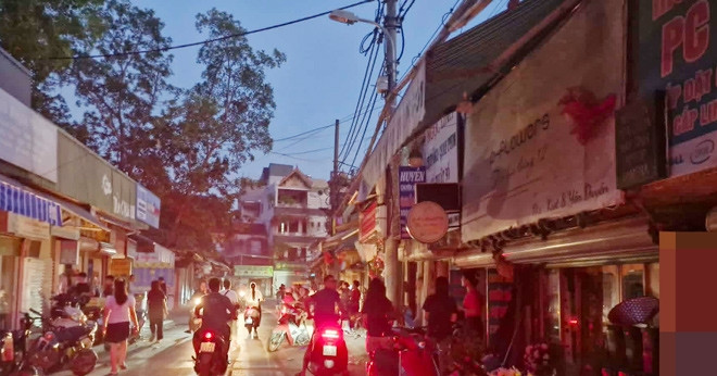 mat dien giua dem nong dinh diem vo chong o ha noi dua con di ngu nho 2335