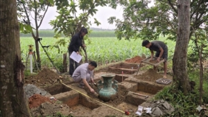 Giải Mã Bí Ẩn Cổ Vật Tại Vùng Đất " Ma Giấu" Khiến Người Đàn Ông Ốm Nặng Vì Đốn Hạ Gốc Cây Thiêng 13 maxresdefault 2145