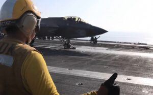 Iran tuyên bố phá hủy thêm "máy bay của đối thủ" khi Mỹ giải cứu phi công F-15 1 may bay My xuat kich de tap kich Iran boong tau san bay My Abraham Lincoln 28 2 2026 US Centcom.jp