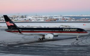 Đặc phái viên của Tổng thống Trump lần đầu tiên đặt chân đến Greenland 1 may bay Trump con ha canh o Nuk Greenland ap