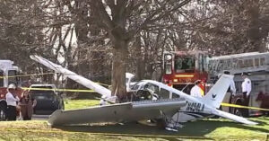 Máy bay đâm vào cây trong công viên, 2 người sống sót thần kỳ 1 may bay dam vao cay trong cong vien 2 nguoi song sot than ky 970