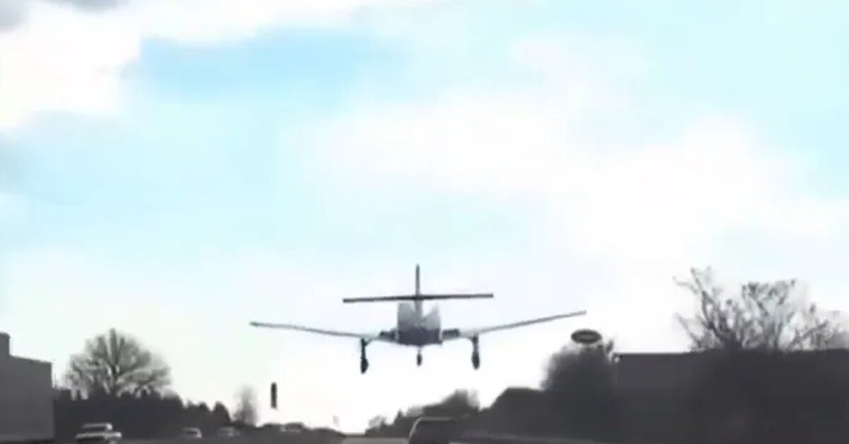 may bay ha canh khan cap tren pho dong duc luon lach giua cac lan xe 887