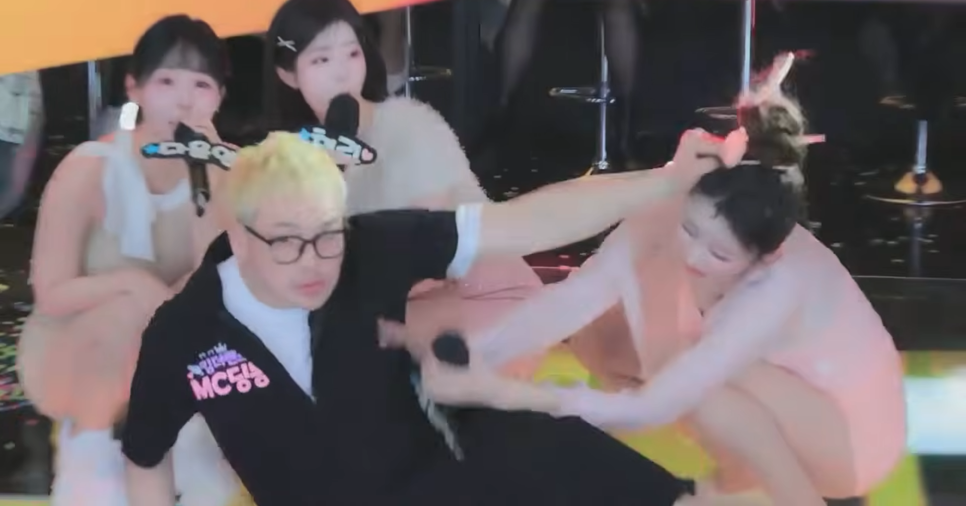 Mc 47 Tuoi Gay Phan No Vi Tum Toc Hanh Hung Phu Nu Tren Song Truc Tiep 1402