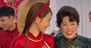 mc huyen trang vtv deo vang kin tay don da ben me chong o le an hoi voi duc huy 1598