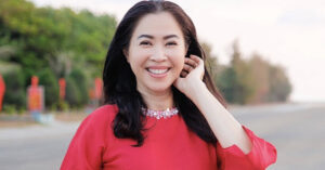 mc quynh hoa tuoi 54 la pho giam doc quyen luc quyet giau chong suot 30 nam 2032