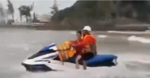 me chup anh tren bo hai be trai sinh doi bi nuoc cuon troi o bien cua lo 1009