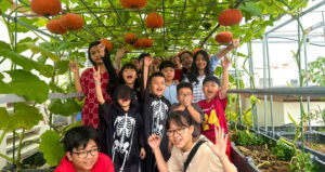 Me Dam Tphcm Trong Giong Bi Than Toc Tao Goc Vuon Dep Tang Con Dip Halloween 1966