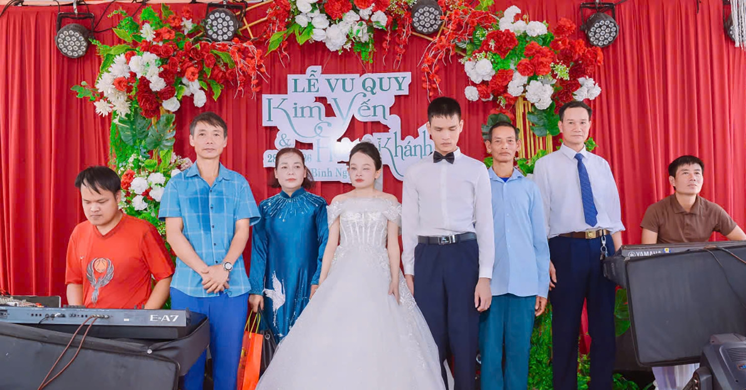 me dat tay con gai khiem thi vao le duong o nghe an nhieu nguoi roi nuoc mat 860
