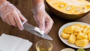 Mẹo làm sạch nhựa mít dính dao, dính tay cực nhanh: Đừng rửa nước ngay kẻo càng dính 2 meo lam sach nhua mit dinh dao dinh tay cuc nhanh dung rua nuoc ngay keo cang dinh 122800