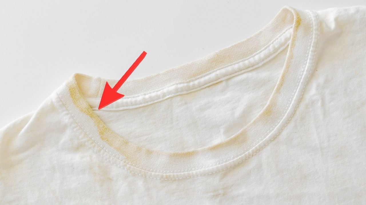 meo lam sach vet o vang tren quan ao trang bang baking soda 233131