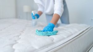 Mẹo vệ sinh đệm tại nhà: Không cần giặt vẫn sạch sẽ, thơm tho 1 meo ve sinh dem tai nha khong can giat van sach se thom tho 235833