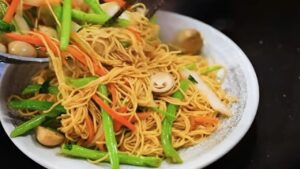 Meo Xao Mi Dai Ngon It Dau Mo Dung Chan Mi Bang Nuoc Soi 235854