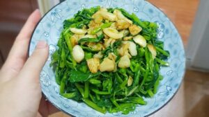 Mẹo xào rau muống xanh biếc, giòn tan, để nguội không thâm đen 6 meo xao rau muong xanh biec gion tan de nguoi khong tham den 130843