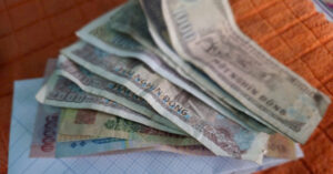 mo chiec phong bi vieng cha cac con lang nguoi khi doc mau giay ben trong dacd8f4b25f94a40808a5956b8