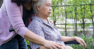 Mot Ban Di Chuc Co Ten Nguoi Giup Viec Cua Ba Chu Giau Co Va Bai Hoc Dat Gia Ve Tinh Than 4D576E2036