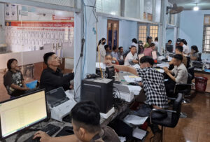 mot ca lam viec tai trung tam phuc vu hanh chinh cong xa ea rok