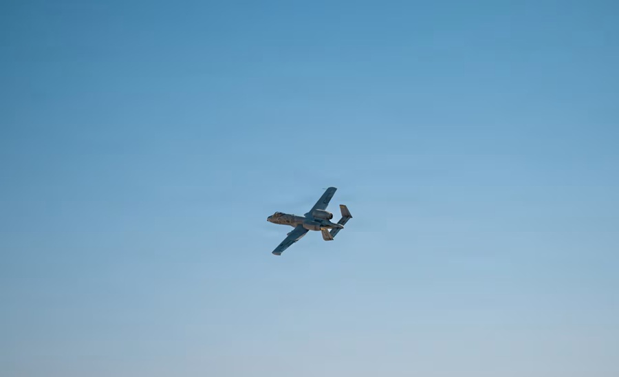 mot chiec may bay a 10 thunderbolt ii cat canh thuc hien nhiem vu trong chien dich epic fury ngay 17