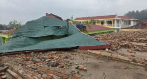 mua da kem giong loc lat mai truong hoc dap gay cay coi o thanh hoa 654