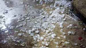 Mưa đá xuất hiện trong đêm tại Hà Nội 1 mua da 3