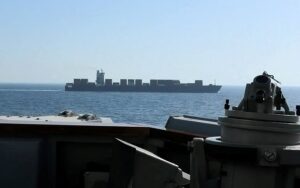 my bat giu tau hang iran khi dang tren duong toi cang bandar abbas. reuters