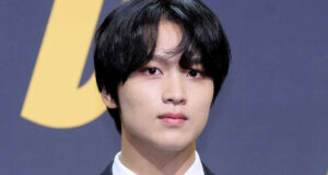 Nam ca sĩ 26 tuổi bị fan cuồng chửi bới, gây hỗn loạn tại sân bay 1 nam ca si 26 tuoi bi fan cuong chui boi gay hon loan tai san bay 2669