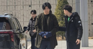 nam ca si 55 tuoi xin loi roi cong ty sau be boi chat cam 3405.webp