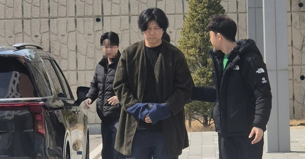 Nam Ca Sĩ 55 Tuổi Xin Lỗi, Rời Công Ty Sau Bê Bối Chất Cấm