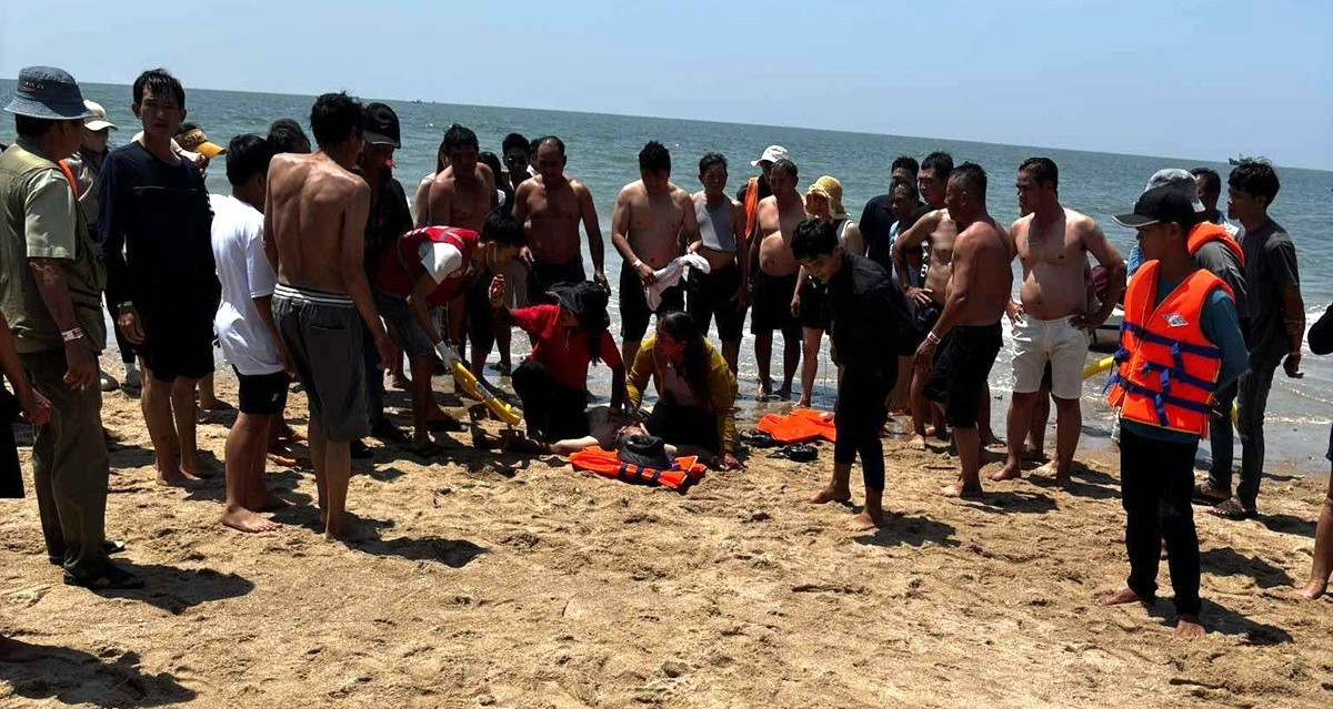 nam du khach 76 tuoi tu vong khi dang tam bien cung nhom ban 930