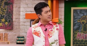 nam mc 50 tuoi qua doi dot ngot trong nha ve sinh 2046.webp