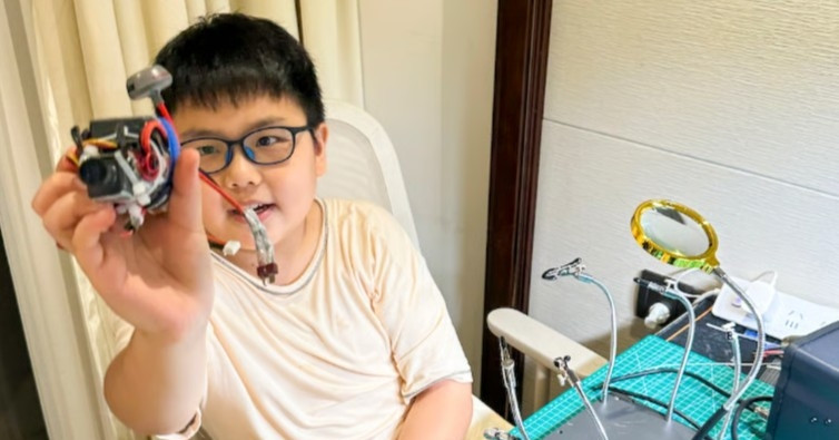 nam sinh 14 tuoi gay chu y khi tu che dong co phan luc ngay trong phong khach 1394