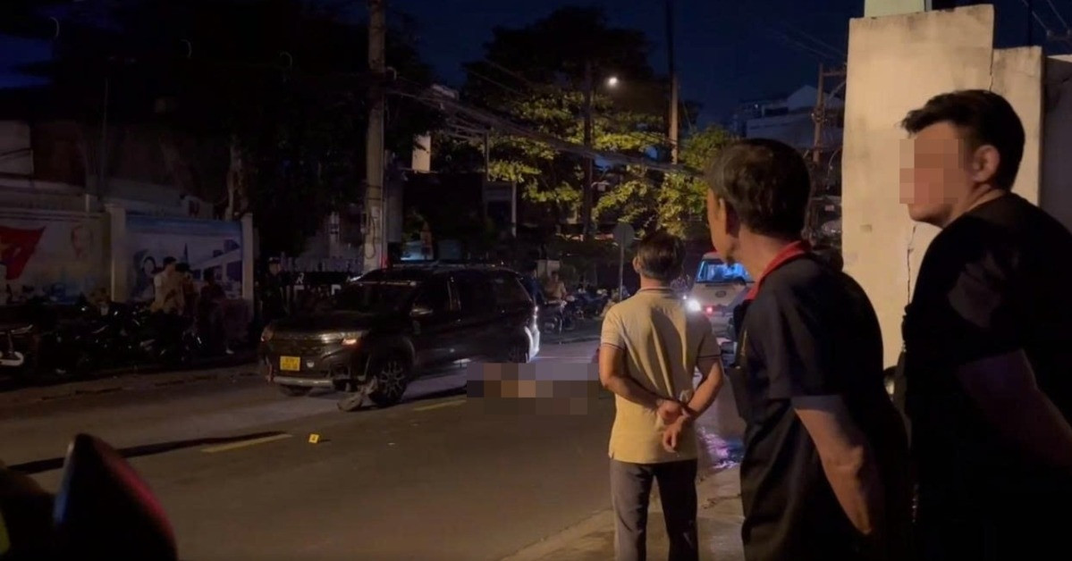 Nam Sinh 20 Tuoi Tu Vong Sau Va Cham Voi O To O Tphcm Nguoi Me Khoc Ngat Ben Via He 533