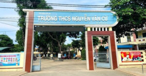 nam sinh bi ban dung riu danh vao dau trong lop hoc 2633