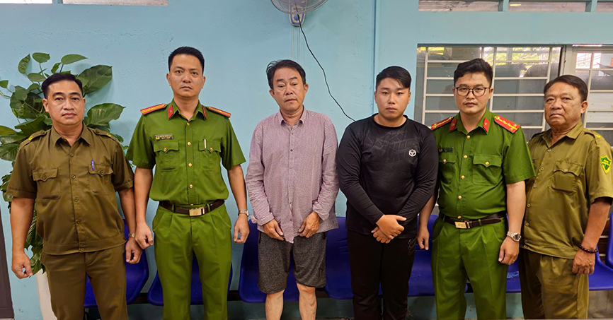 nam thanh nien va nguoi dan ong dung xe giua duong lao vao au da o tphcm 1251