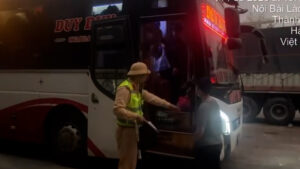 Clip Cảnh Sát Đếm Hành Khách Trên Ô Tô 23 Chỗ Chở 48 Người, Phạt Hơn 187 Triệu Đồng Ngay Mua Xe Tai00 20 14 09Still010 418