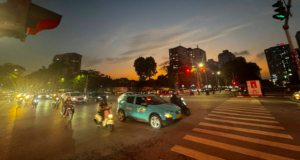 nghe dien thoai cua me con gai voi bat chuyen xe cuoi cung ve nghi le 061f7b7695cf4a0694f219c09be3b6