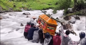 Nghen Long Canh Nguoi Dan Da Nang Khieng Quan Tai Vuot Lu Di An Tang 3256